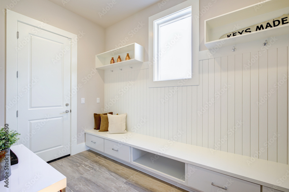 Fototapeta premium Pretty entrance foyer with an extra long built-in bench. Luxury American modern home.