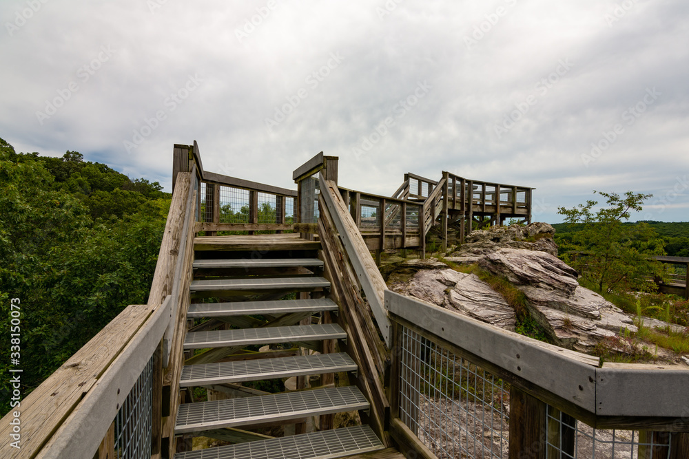 Naklejka premium Viewing platform overlooking Castle Rock state park, Illinois, USA.