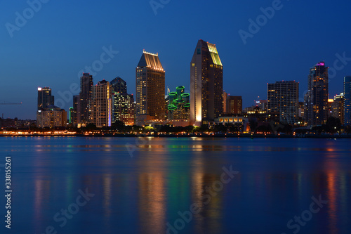 Tableau sur toile At night Downtown San Diego the eighth largest city in the United States, downtown San Diego serves as the cultural, financial center and central business