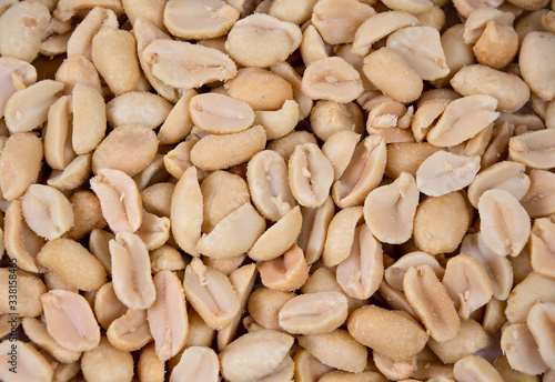 Salted and roasted peanuts