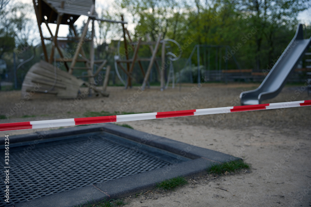 gesperrter kinderspielplatz durch cov19 - corona virus