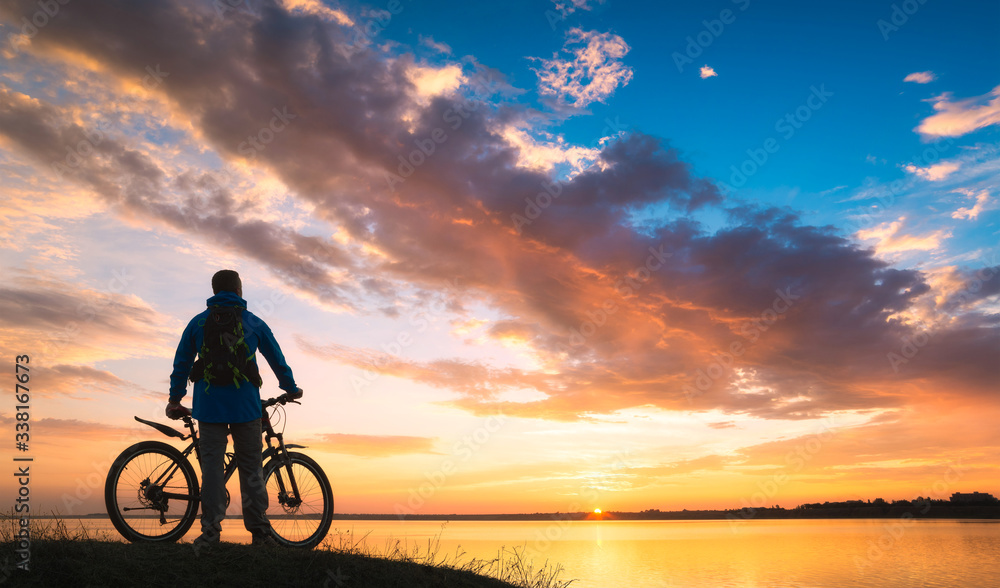 Obraz premium Cyclist near the sea