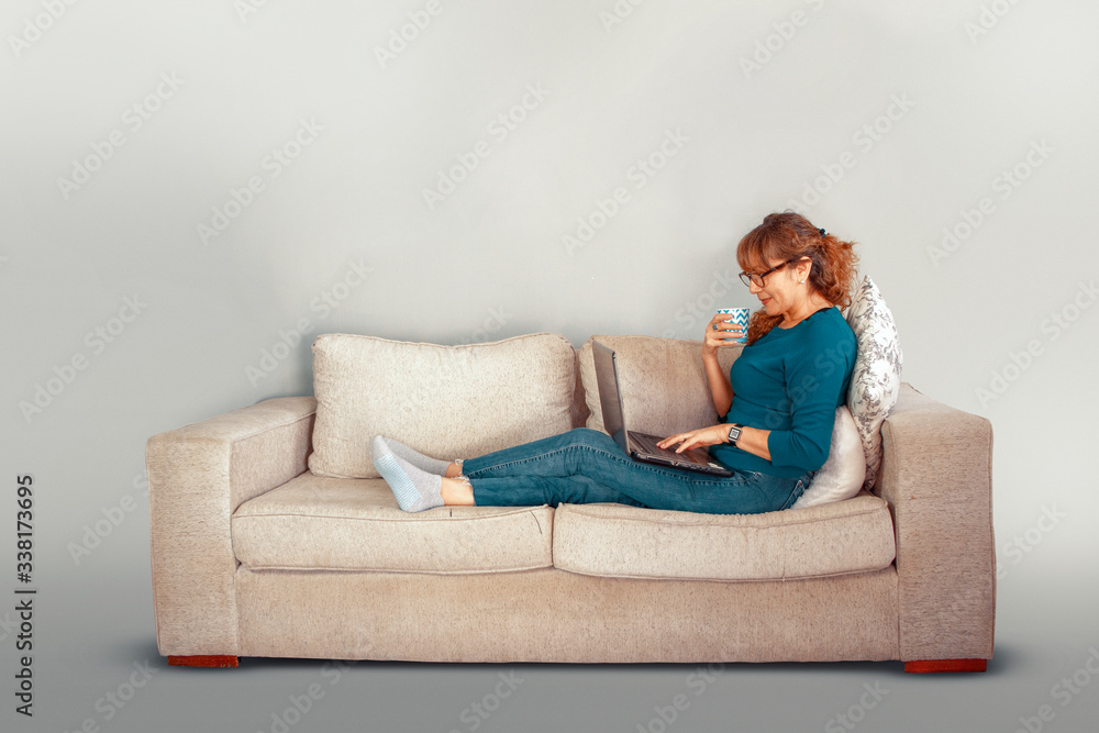 Mujer en su sillón viendo su computador. Teletrabajo