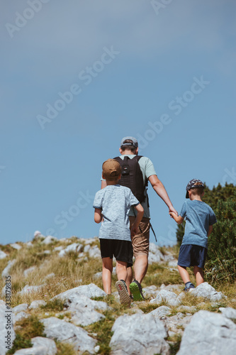 Eine Familie beim Wandern in den Bergen