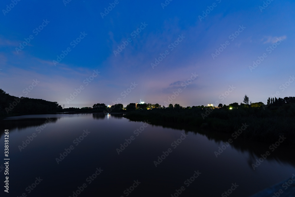 Fototapeta premium Mirroring the sunset in the lake