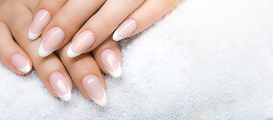 Stickers Manicure Zachte handen met gepolijste nagels  © Milan