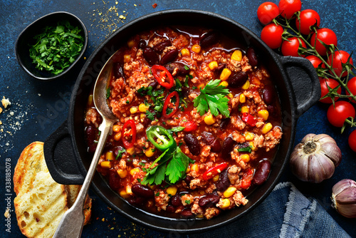 Foto Chili con carne - traditional mexican minced meat and vegetables stew in tomato sauce