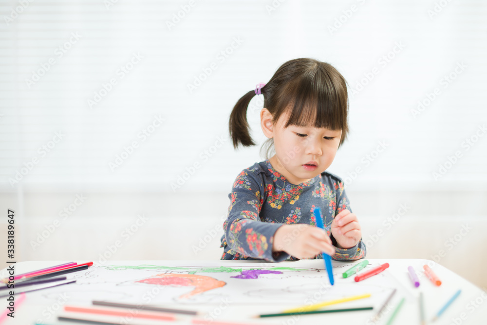 toddler girl practice paiting for homeschooling toddler girl practice paiting for homeschooling