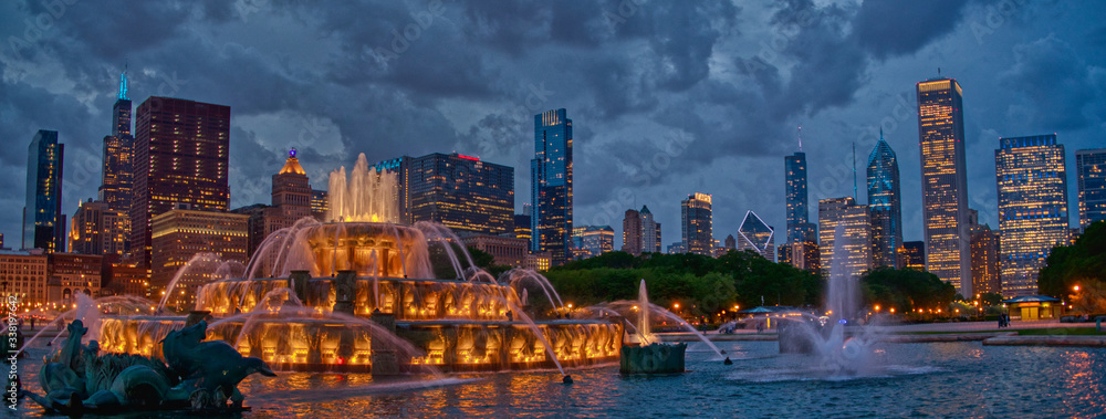 Obraz premium Downtown Chicago Skyline at Sunset in early Summer