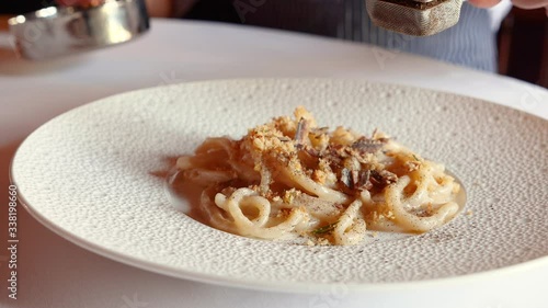 Preparazione piatto di pasta fresca