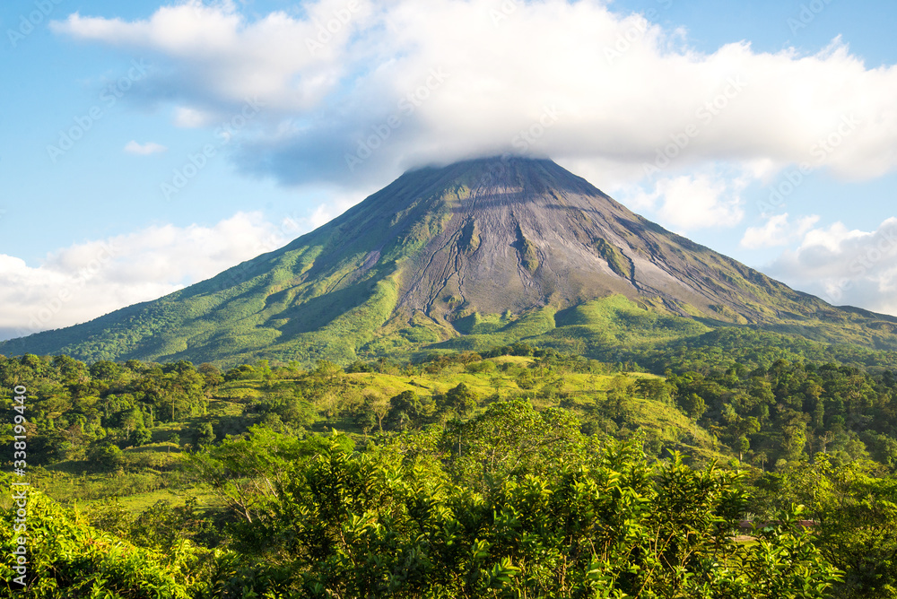 Panorámica del volcán El Arenal en un día soleado en Costa Rica.