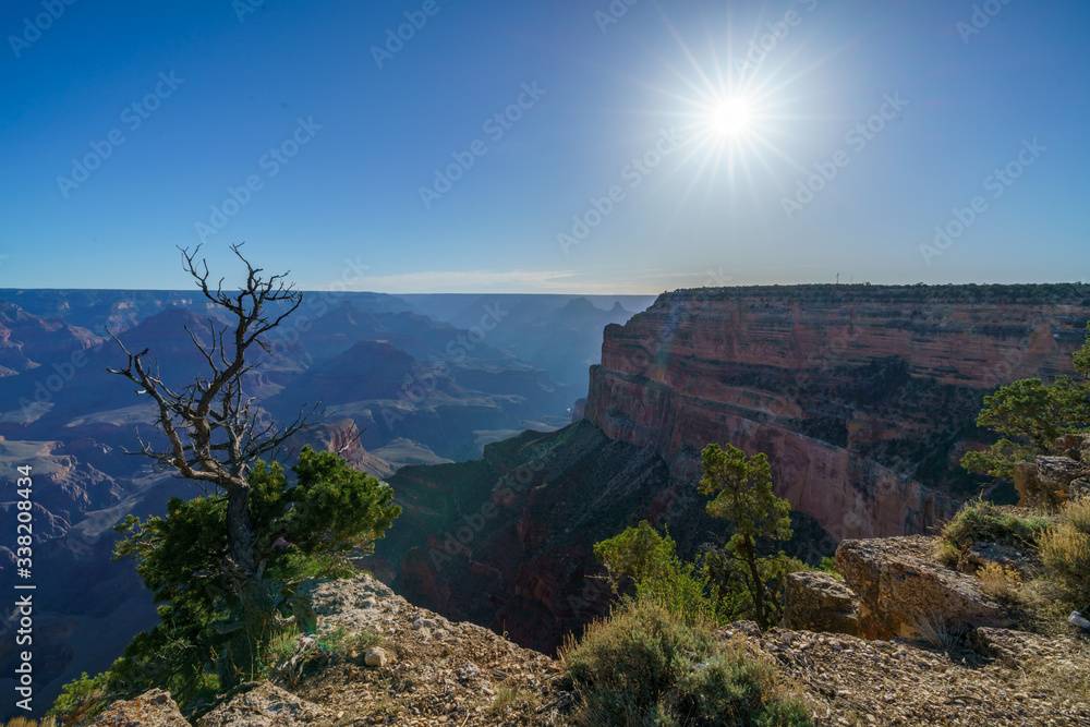 Fototapeta premium hiking the rim trail to mohave point at the south rim of grand canyon in arizona, usa