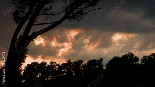 Cielo nuvoloso al tramonto