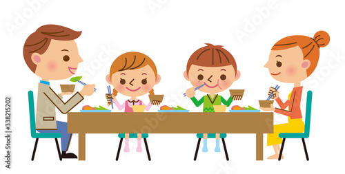 テーブルで食事をしながら話す4人家族