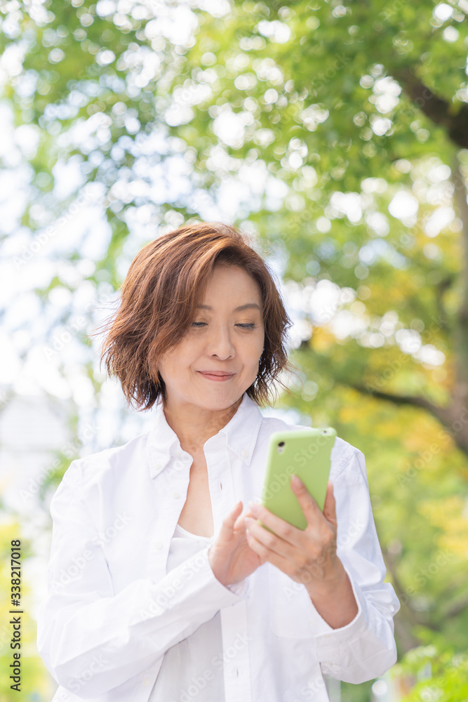 シニア女性 外出 スマホ シニア女性 外出 スマホ