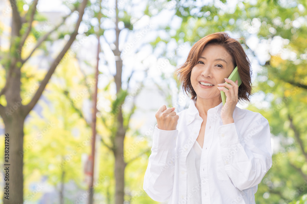 シニア女性　外出　電話