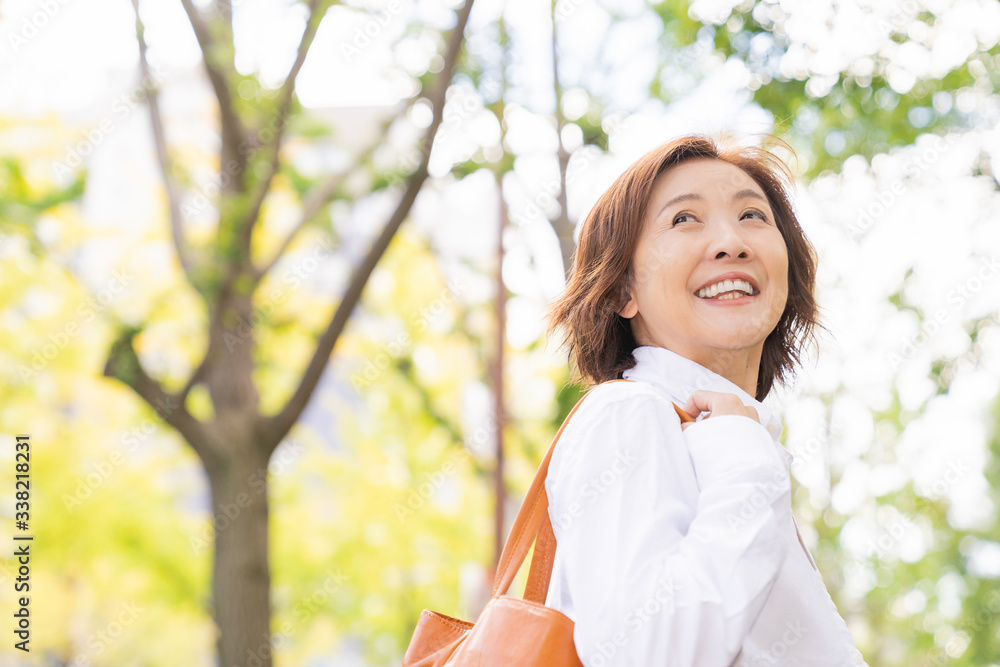 Naklejka premium シニア女性 外出