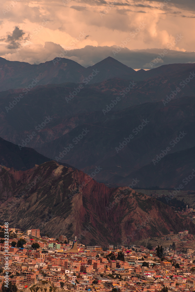 Fototapeta premium vivienda en altura y pendiente 