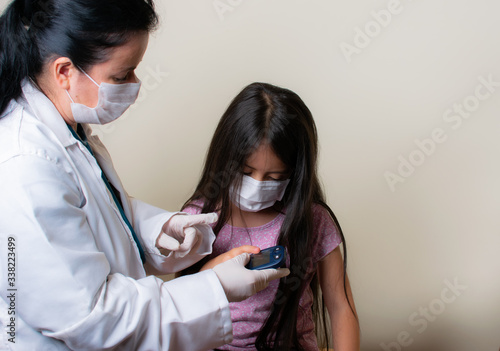 Obraz na plátně Colombian girl is examined by her pediatrician in the consulting room