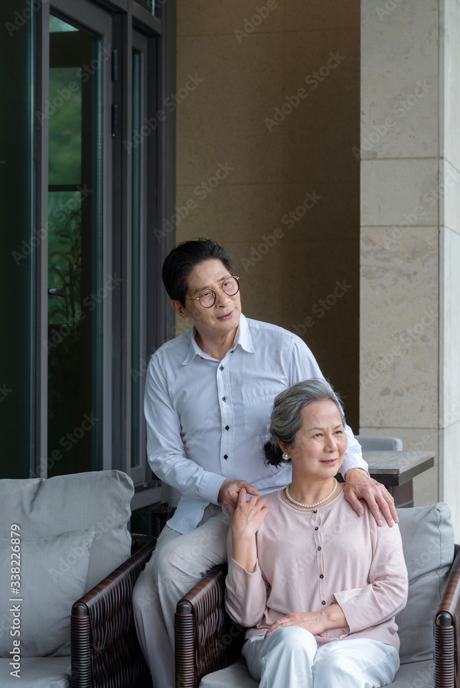 Obraz premium An Asian elderly couple