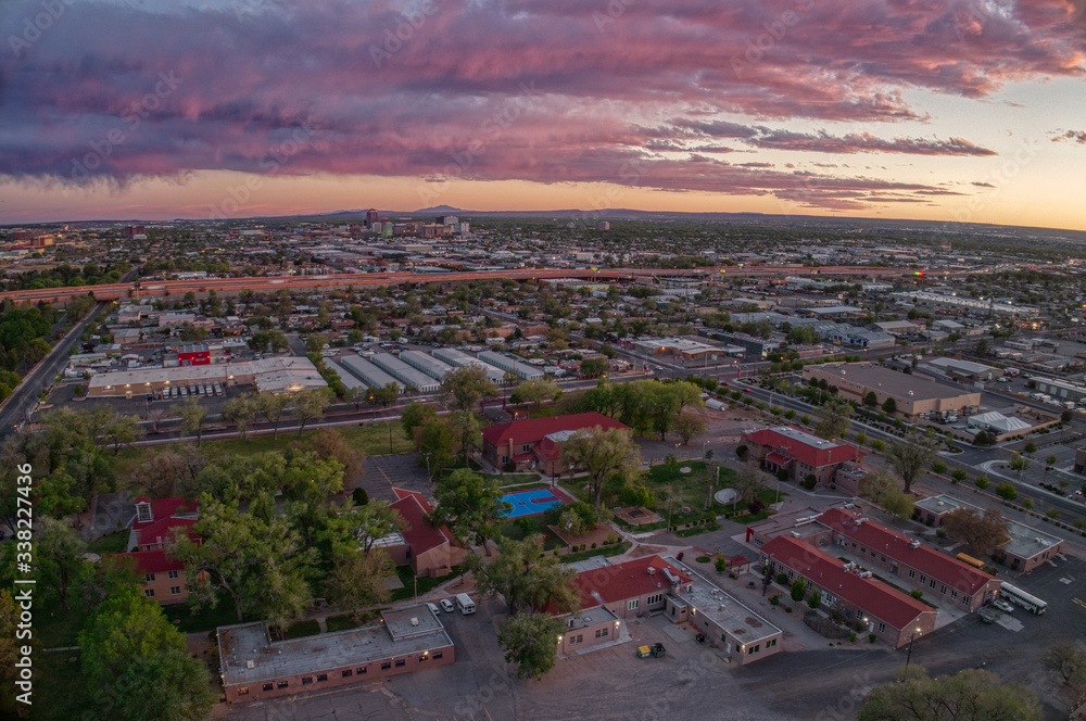 Fototapeta premium Aerial View of Albuquerque, New Mexico at Sunset