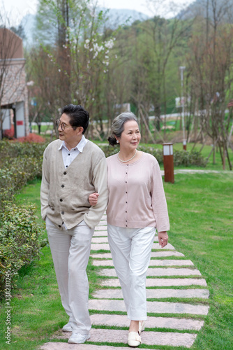 An Asian elderly couple walking © 出 小