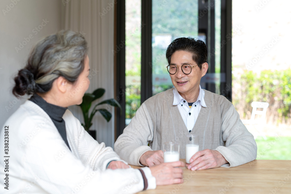 Obraz premium An Asian elderly couple