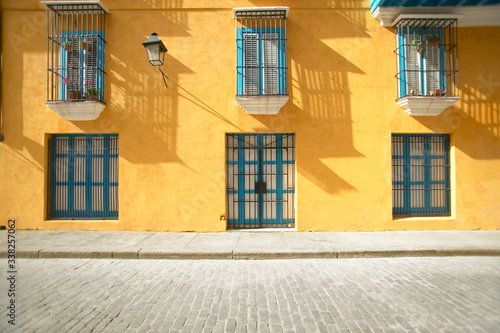 Billede på lærred Vintage golden yellow Colonial building with archways in Old Havana Cuba