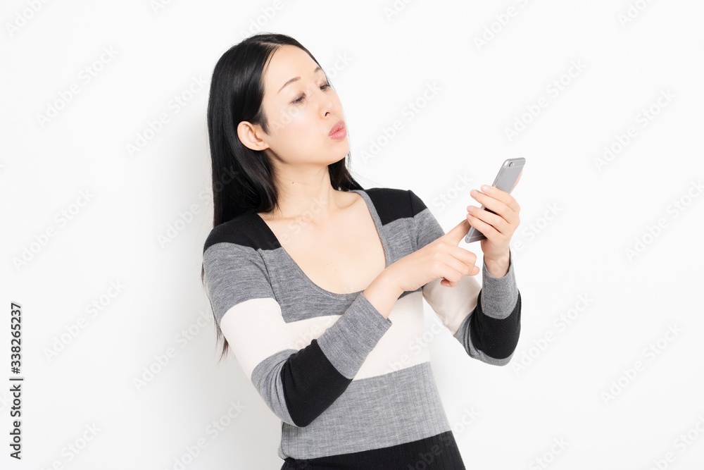 スマホを操作する女性 スマホを操作する女性