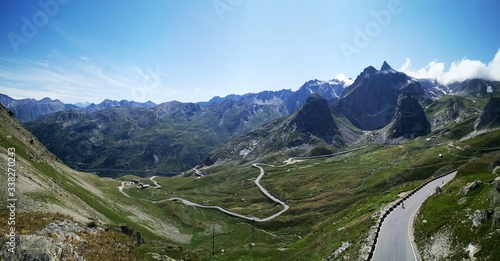 Alpen Aussichtspunkt mit schmaler Straße von der Schweiz nach Italien an der Grenze photo