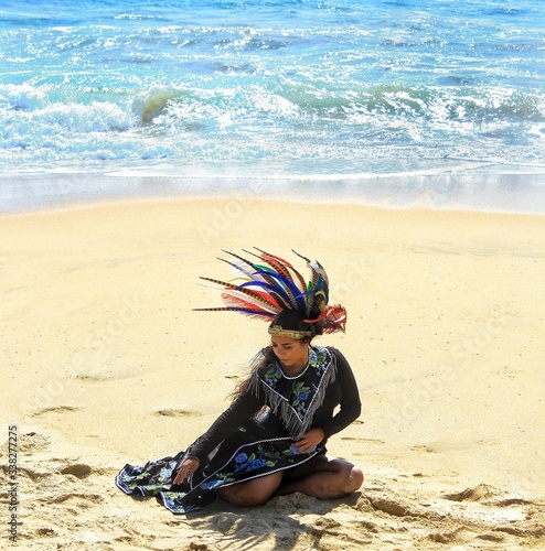 Mujer Azteca playa 6 photo