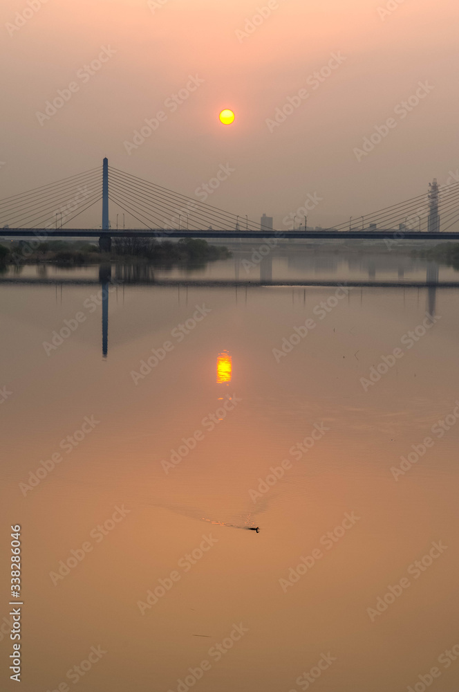 淀川から昇るオレンジの太陽