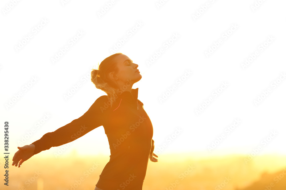 © PheelingsMedia - Runner resting breathing fresh air at sunset © PheelingsMedia - Runner resting breathing fresh air at sunset