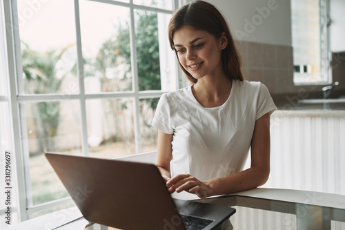 businesswoman working on laptop © SHOTPRIME STUDIO
