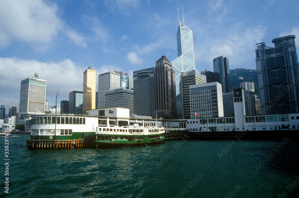 Obraz premium Boat at dock in Hong Kong Harbor