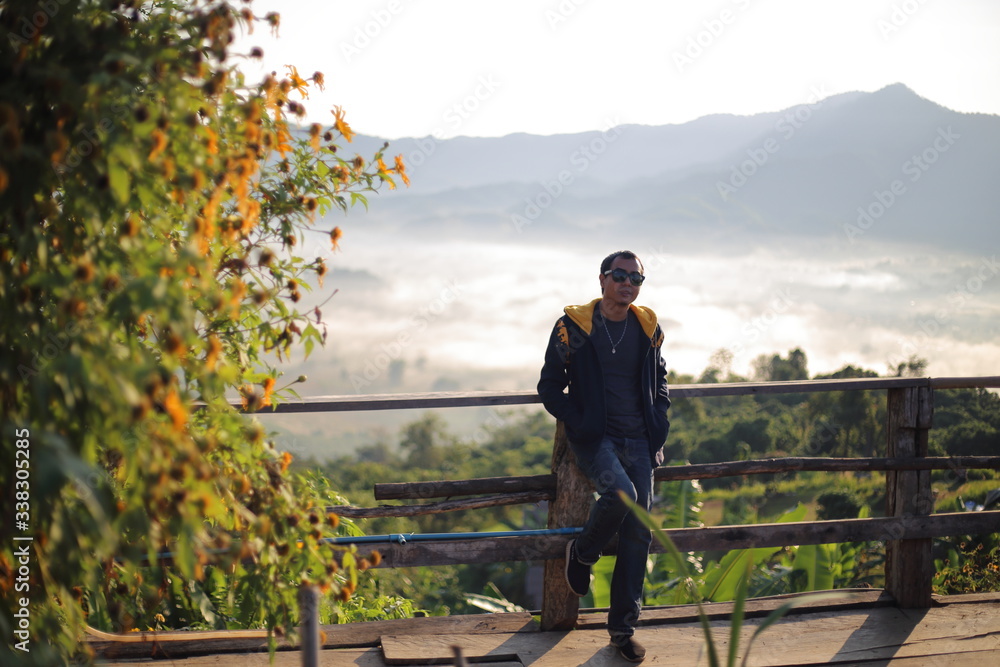 Fototapeta premium Men enjoy the view of Phu Lanka in the morning in Phayao, Thailand