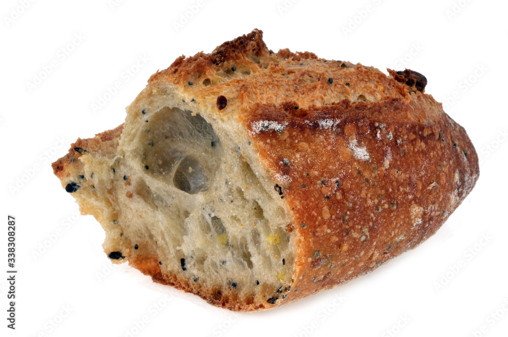 Morceau de pain sur fond blanc