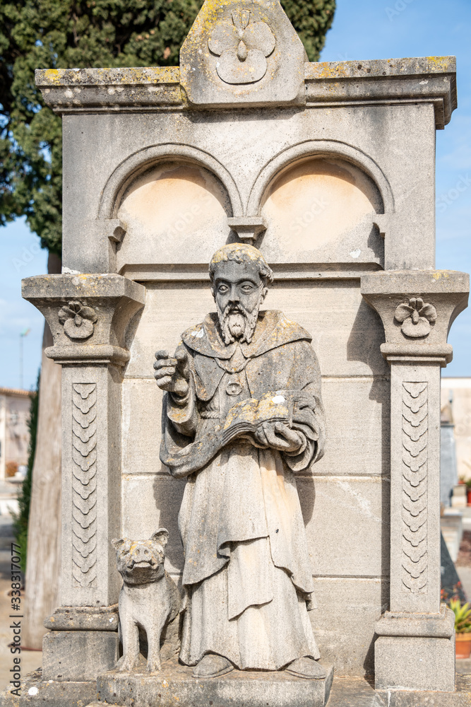 Fototapeta premium Ein Prediger vor einem Grabstein auf einem Friedhof in Spanien