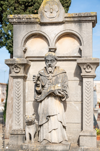 Ein Prediger vor einem Grabstein  auf einem Friedhof in Spanien