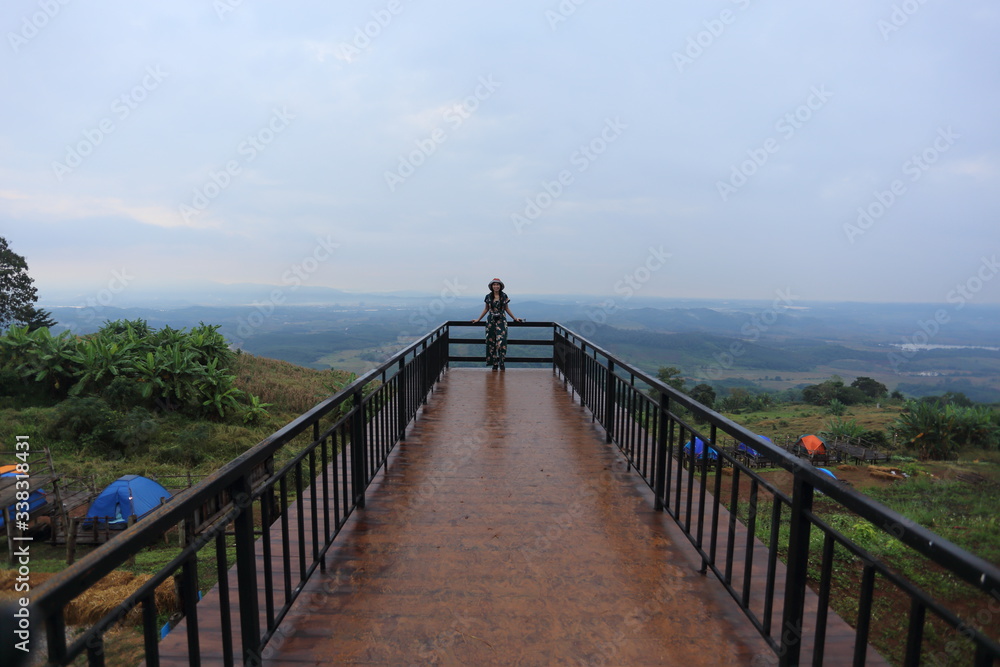 Obraz premium A woman standing at the viewpoint of a walk in Doi Sako, Chiang Rai, Thailand