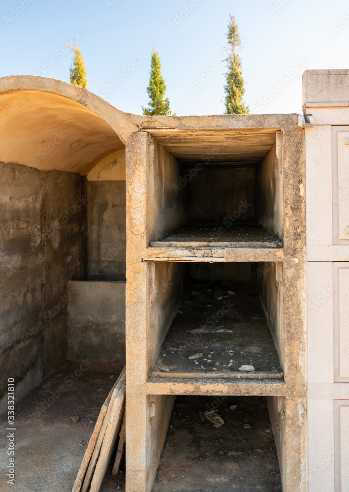 geräumte Wandgräber auf einem Friedhof in Spanien geräumte Wandgräber auf einem Friedhof in Spanien