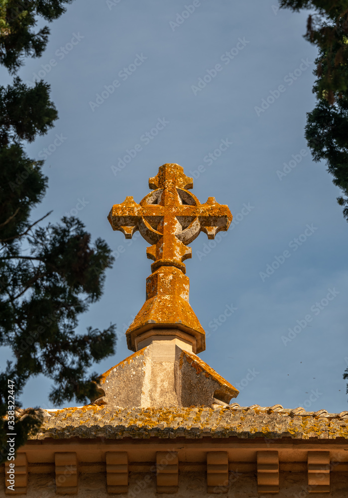 schönes altes Steinkreuz auf einem Friedhof in Spanien