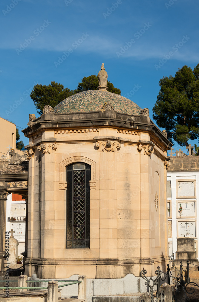 schönes Mausoleum auf einem Friedhof in Spanien