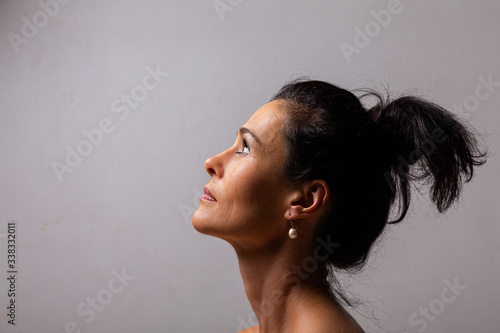 Obraz na plátně Portrait of a mature brunette woman sitting and contemplates realities of life
