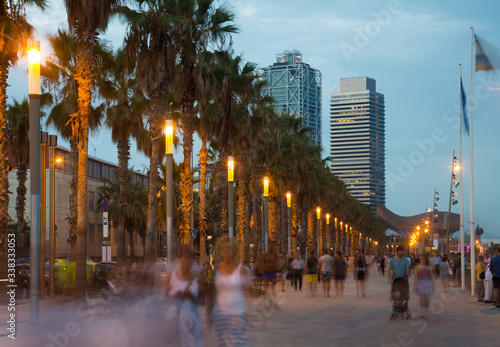Canvas Print Illuminated quay in Barcelona with blurred people