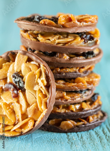 Photo Florentines on a rustic background