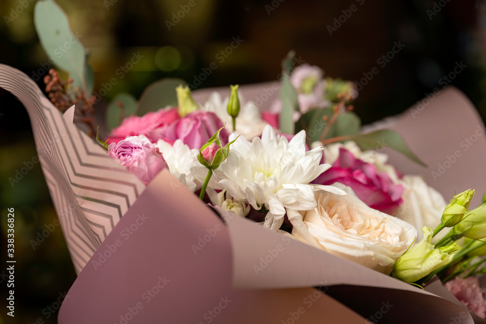 Obraz premium Bouquet of pink roses and white gerberas.