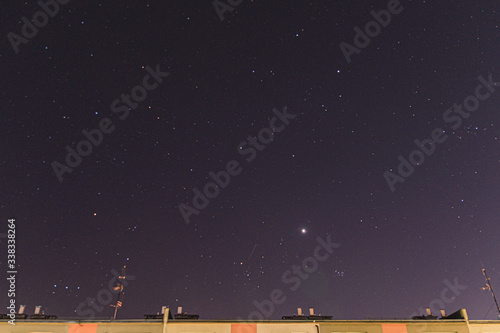 gwiazdy na nocnym niebie nad blokiem mieszkalnym na osiedlu