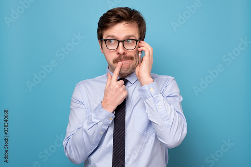 Fotótapéta Caucasian funny man with glasses having a stressful conversation with his boss