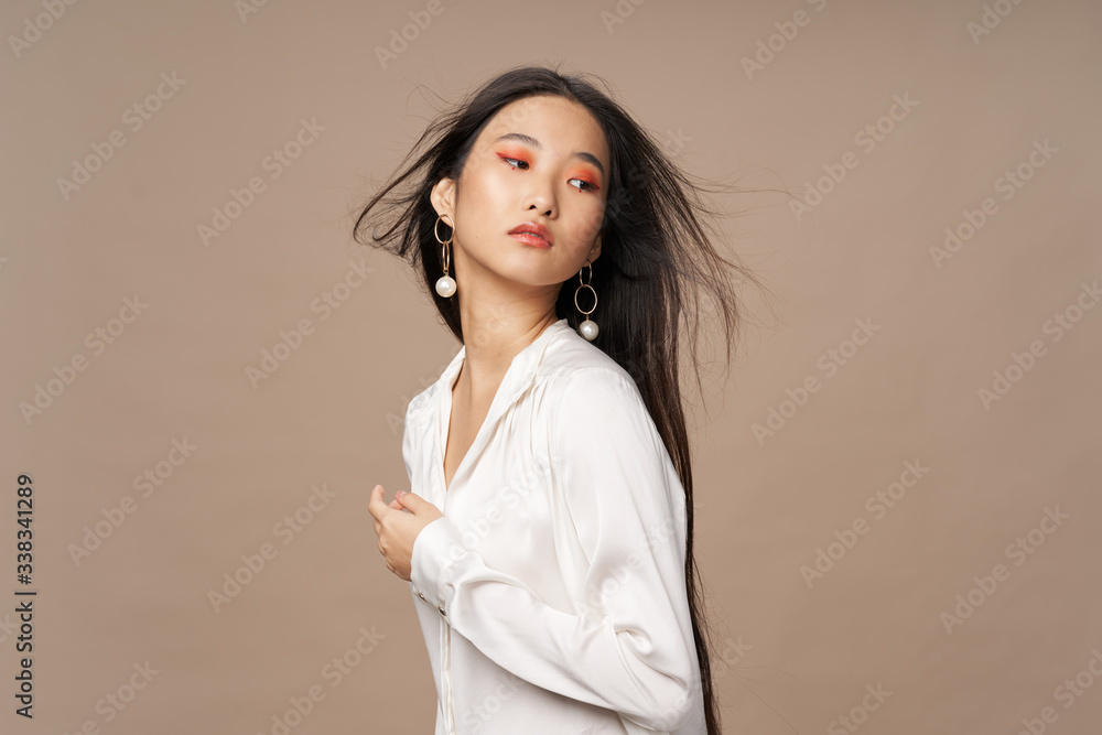 portrait of a young woman - obrazy, fototapety, plakaty 